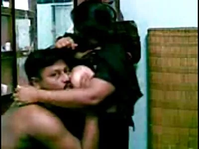 ബാത്ത്റൂമിലെ കൗമാരക്കാർ