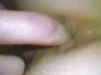 മസ്കുലർ മാൻ തന്റെ സെക്‌സി ബേബിനെ ധരിക്കുന്നു