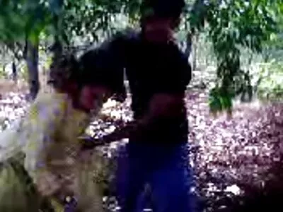 അയാൾ സോഫയിൽ വെച്ച് ഗാർട്ടർ സ്ത്രീയെ ഭോഗിച്ചു