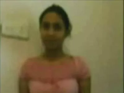 മേശയ്ക്കടിയിൽ ജോലി ചെയ്യുന്നു